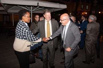 Morales recoge la Medalla de Oro de la Cámara por el servicio del Cabildo a la economía de la Isla (Foto TA)